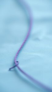 Fil de suture résorbable : caractéristiques et avantages