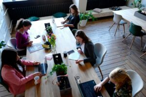 Réseautage en coworking : transformer des discussions café en opportunités business